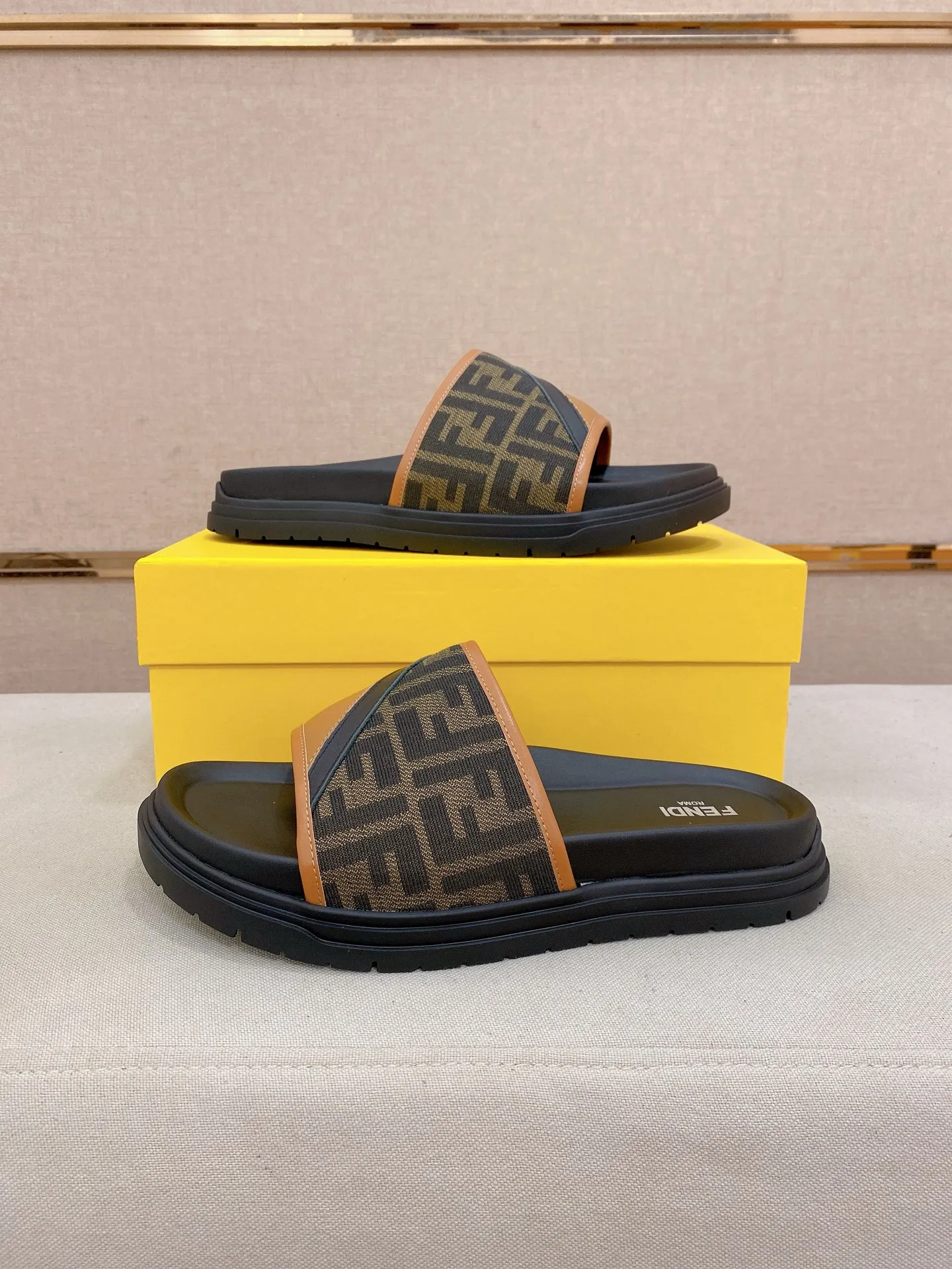 Factory price: 320💰 [Fendi Slippers] High-end brand of men's shoes, official website 1:1 latest masterpiece: original mold customization, the fabric is made of imported original materials, upgraded outsole, lighter and non-slip. The market's top quality, simple yet tasteful, a must-have for fashionistas, fashionable at your feet, full of confidence, the same style at the counter 👍The season of summer slippers is here. Code: 38-44 (45 is custom-made and cannot be returned or exchanged)